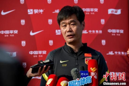 秦忆甜率先收拾妥当，向化妆师和造型师礼貌的倒完谢后，背着手走到了黎漾身旁，弯下身，对着镜子里那张绝美的脸蛋，惊呼了一声，天哪。
